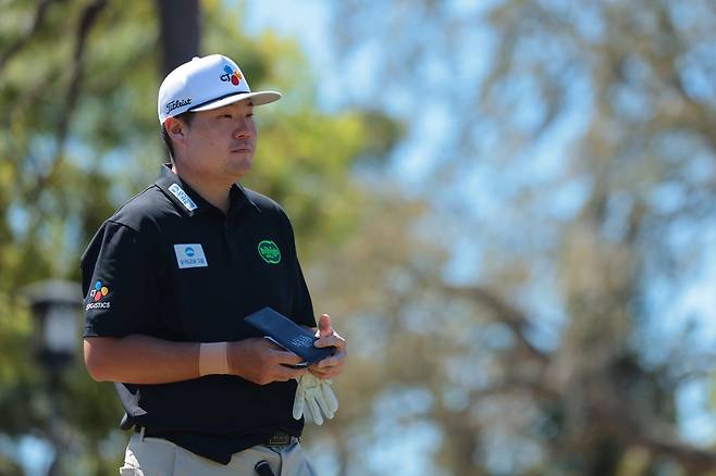 임성재가 지난 23일 미국 플로리다주 팜하버의 이니스브룩 리조트 앤드 골프클럽 코퍼헤드 코스에서 열린 PGA투어 발스파 챔피언십 최종 라운드 도중 1번 홀 티잉 구역에서 코스를 바라보고 있다. 게티이미지코리아