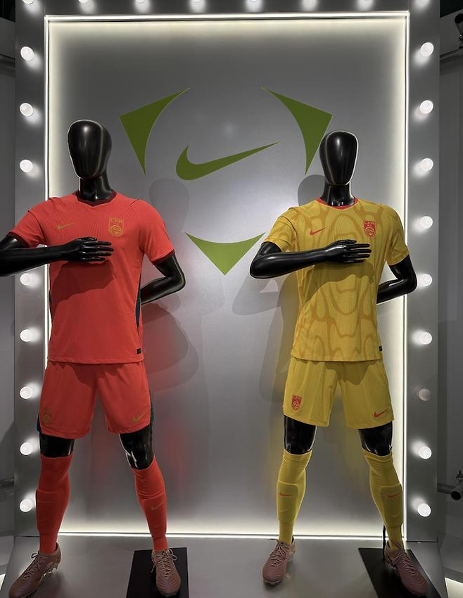 2026 중국 축구대표팀 유니폼. 넷이즈 캡처