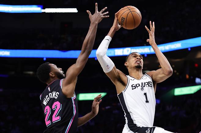 빅터 웸반야마(오른쪽).   AFP연합뉴스