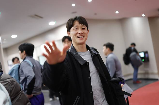 옌스 카스트로프(왼쪽)와 이재성이 23일 밝은 표정으로 숙소에 들어서고 있다. 대한축구협회 제공