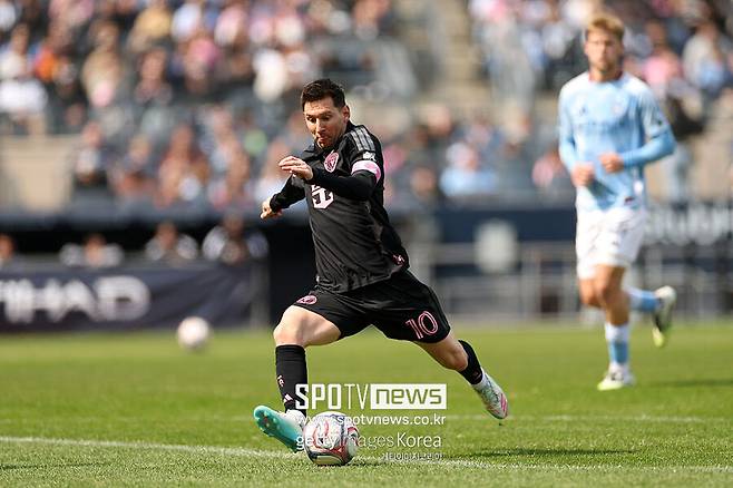 ▲ 라이벌 크리스티아누 호날두가 순위권 밖에서 주춤하는 사이 메시는 기록의 경계를 차례로 허물며 ‘프리킥 마스터’라는 별칭을 현실로 바꾸고 있다. 71골로 역대 축구선수 최다 프리킥 득점 2위에 올랐다.