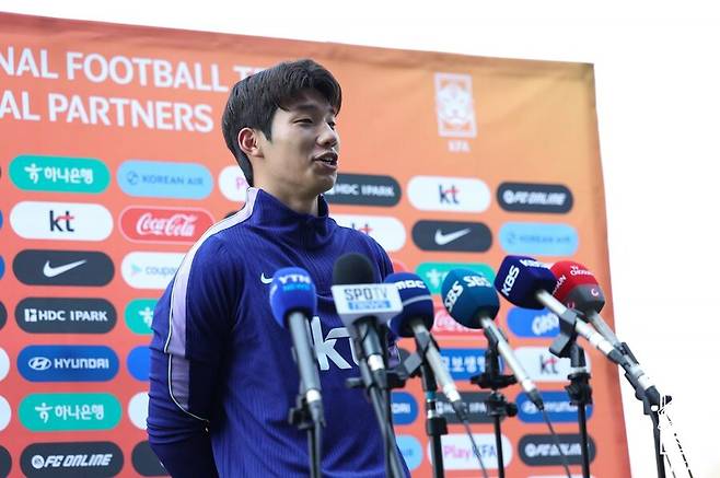 ▲ 24일 천안 코리아풋볼파크에서 이민성 감독이 이끄는 아시안게임 축구대표팀이 소집 훈련을 시작했다. 이번 소집에서 미국 U-22, 일본 U-21 대표팀과 평가전을 펼칠 이민성호에 병역을 완료한 김준홍 골키퍼가 가세해 취재진과 인터뷰를 하고 있다. ⓒ대한축구협회