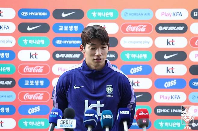 ▲ 프로축구 K리그2 수원 삼성 블루윙즈 김준홍 골키퍼가 24일 충남 천안 코리아풋볼파크에서 열린 23세 이하 축구대표팀의 3월 소집 훈련에 합류해 취재진 질문에 답하고 있다. ⓒ 대한축구협회