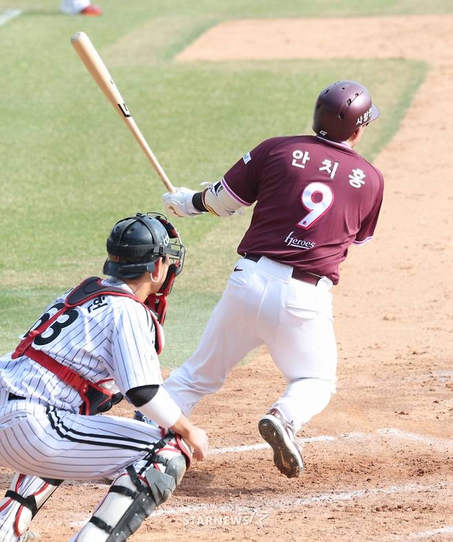 2026 신한 SOL Bank KBO리그 시범경기 LG 트윈스 대 키움 히어로즈 경기가 23일 서울 잠실야구장에서 열렸다.  키움 안치홍이 9회초 무사 1루에서 내야안타를 날리고 있다. /사진=김진경 대기자