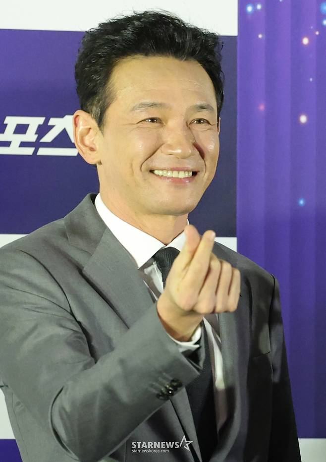 (서울=뉴스1) 권현진 기자 = 배우 황정민이 29일 오전 서울 영등포구 CGV여의도에서 열린 제45회 청룡영화상 수상자 핸드프린팅 행사에서 포즈를 취하고 있다. 2025.10.29/뉴스1 Copyright (C) 뉴스1. All rights reserved. 무단 전재 및 재배포, AI학습 이용 금지. /사진=(서울=뉴스1) 권현진 기자