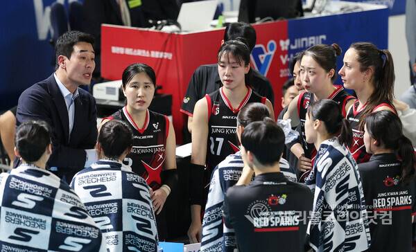 2025-2026V리그 정관장, 고희진 감독이 선수들에게 작전을 지시하는 모습.