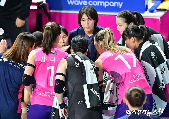 3일 오후 인천 부평구 삼산월드체육관 열린 '진에어 2025-2026 V-리그' 흥국생명과 한국도로공사의 경기, 흥국생명 요시하라 토모코 감독이 작전타임을 갖고 있다. 엑스포츠뉴스 DB