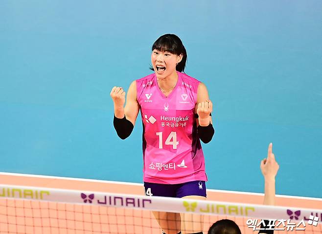 3일 오후 인천 부평구 삼산월드체육관 열린 '진에어 2025-2026 V-리그' 흥국생명과 한국도로공사의 경기, 흥국생명 요시하라 토모코 감독이 작전타임을 갖고 있다. 엑스포츠뉴스 DB