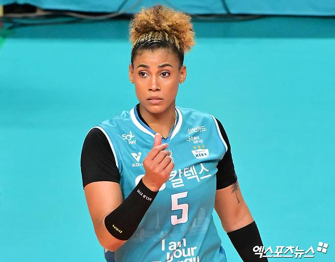 6일 오후 서울 장충체육관에서 열린 '진에어 2025-2026 V-리그' GS칼텍스와 페퍼저축은행의 경기, GS칼텍스 실바가 터치아웃을 주장하고 있다. 엑스포츠뉴스 DB