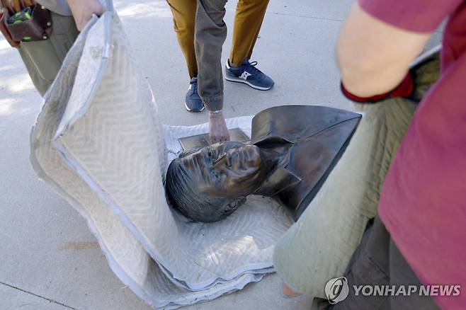 콜로라도 덴버에서 땅에 내려진 차베스 흉상 [AP=연합뉴스. 재판매 및 DB 금지]