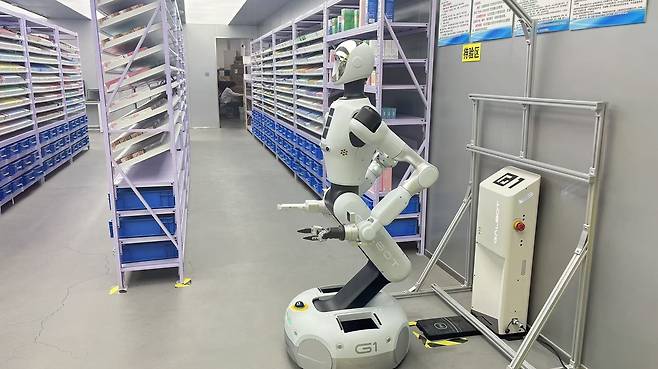 갤봇 휴머노이드 (베이징=연합뉴스) 김현정 특파원 = 베이징 하이뎬구 중관춘(中關村)에 위치한 무인 의료기기 판매점내에서 갤봇의 휴머노이드 로봇이 주문 받은 콘텍트렌즈를 찾기 위해 움직이고 있다. 2026.3.23 hjkim07@yna.co.kr