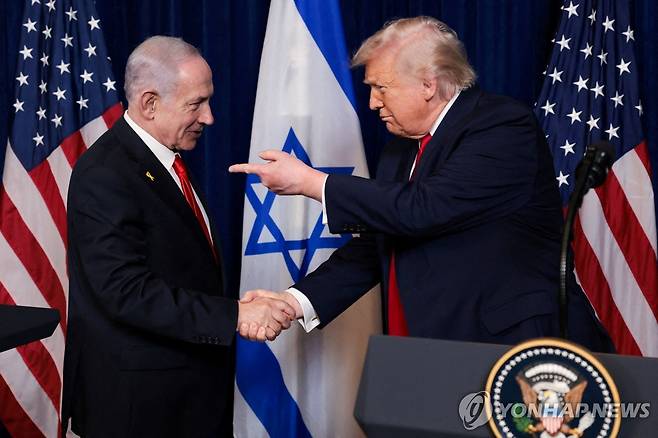트럼프 미국 대통령과 악수하는 베냐민 네타냐후 이스라엘 총리(왼쪽) [로이터 연합뉴스 자료사진. 재판매 및 DB 금지]