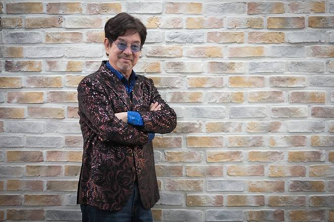 데뷔 50주년 콘서트 여는 '원조 아파트' 윤수일 (서울=연합뉴스) 류효림 기자 = 가수 윤수일이 지난 18일 서울 종로구 연합뉴스 사옥에서 인터뷰에 앞서 포즈를 취하고 있다. 2026.3.24   ryousanta@yna.co.kr