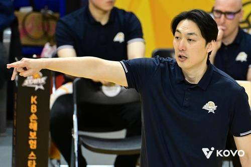 작전 지시하는 하현용 우리카드 감독대행 [한국배구연맹 제공. 재판매 및 DB 금지]