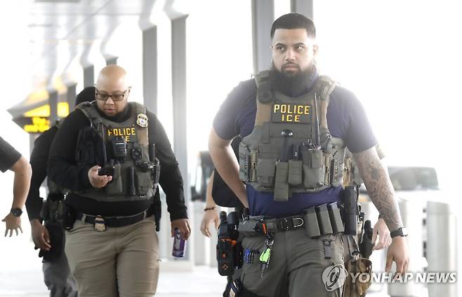 미국 뉴욕 라과디아 공항에 배치된 ICE 요원 [UPI=연합뉴스. 재판매 및 DB 금지]