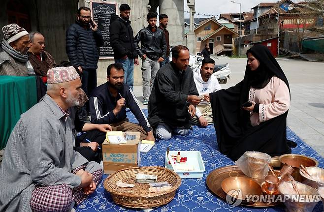 이란인 위해 기부하는 인도령 카슈미르 지역 여성 [로이터 연합뉴스 자료사진. 재판매 및 DB 금지]