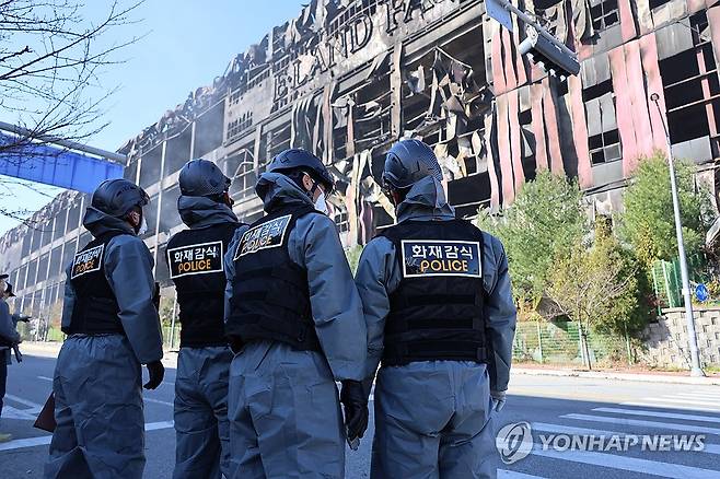 이랜드 물류센터 화재 합동 감식 (천안=연합뉴스) 이주형 기자 = 21일 충남 천안시 동남구 이랜드패션 물류센터에서 합동 감식에 나선 경찰 관계자들이 불에 탄 건물을 살피고 있다. 2025.11.21 coolee@yna.co.kr