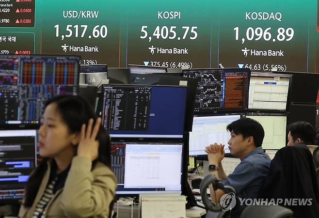 서울 중구 하나은행 본점 딜링룸의 트레이더들 [연합뉴스 자료사진. 재판매 및 DB 금지]