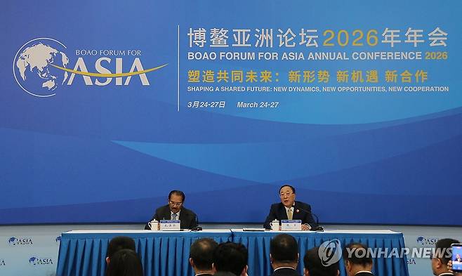 중국 보아오포럼 개막 기자회견 (베이징[하이난]=연합뉴스) 한종구 특파원 = 장쥔(오른쪽) 보아오포럼 사무총장이 24일 오전 중국 하이난성 보아오에서 열린 보아오포럼 개막 기자회견에서 올해 포럼에 대해 소개하고 있다. 2026.3.24. jkhan@yna.co.kr