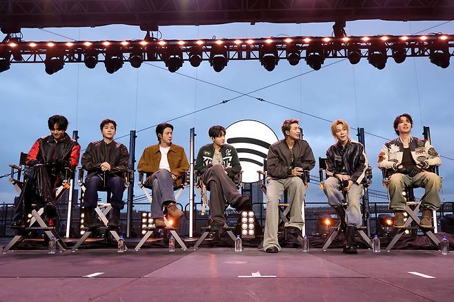 "지금 여기, 다함께"…BTS, 4년만에 완전체로 미국 무대 (뉴욕=연합뉴스) 23일(현지시간) 미국 뉴욕 맨해튼 피어17에서 '스포티파이 X BTS : 스윔사이드' 행사 중인 BTS. [스포티파이 제공. 재판매 및 DB 금지] 
2026.3.23 photo@yna.co.kr