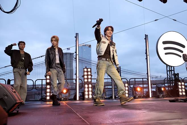 뉴욕 무대 입장하는 BTS  (뉴욕=연합뉴스) 23일(현지시간) 미국 뉴욕 맨해튼 피어17에서 '스포티파이 X BTS : 스윔사이드' 행사 중인 BTS. [스포티파이 제공. 재판매 및 DB 금지] 
2026.3.23 photo@yna.co.kr