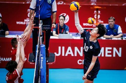 U-21 세계선수권에서 스파이크하는 윤경(오른쪽) [FIVB 홈피 캡처. 재판매 및 DB 금지]