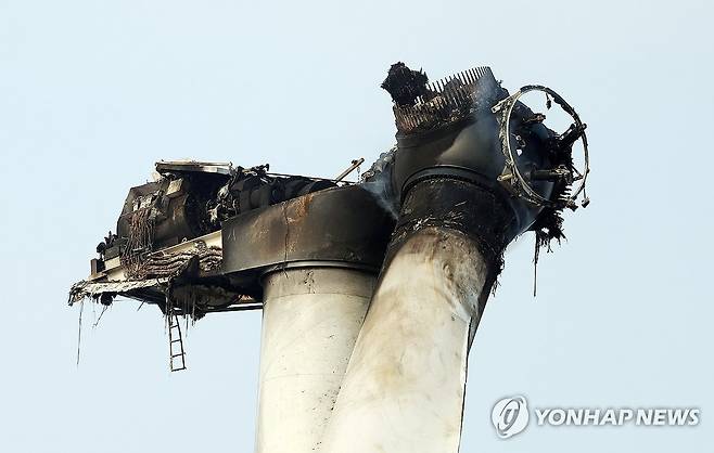 검게 그을린 풍력발전기 (영덕=연합뉴스) 김현태 기자 = 24일 오전 경북 영덕군 영덕읍 창포리 풍력발전단지 내 한 풍력발전기가 검게 그을려 있다. 해당 발전기에서는 전날 불이나 발전기에 올라가서 수리하던 작업자 3명이 숨졌다. 2026.3.24 mtkht@yna.co.kr