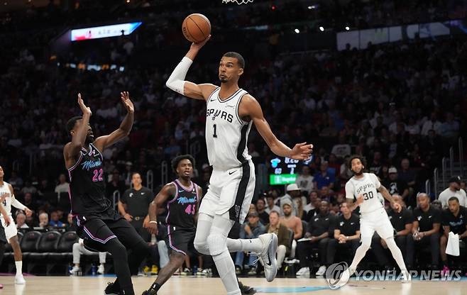 마이애미와의 경기에 출전한 웸반야마(1번) [Jim Rassol-Imagn Images/로이터=연합뉴스]