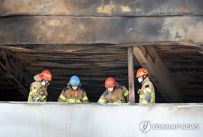 무단 증축 현장에서 합동 감식 (대전=연합뉴스) 이주형 기자 = 24일 대전 대덕구 소재 자동차 부품 제조업체인 안전공업 주식회사 화재 합동 감식에 나선 소방 당국 관계자들이 무허가 불법 증축으로 확인된 공장 내부에 진입해 현장을 살피고 있다.  2026.3.24 coolee@yna.co.kr