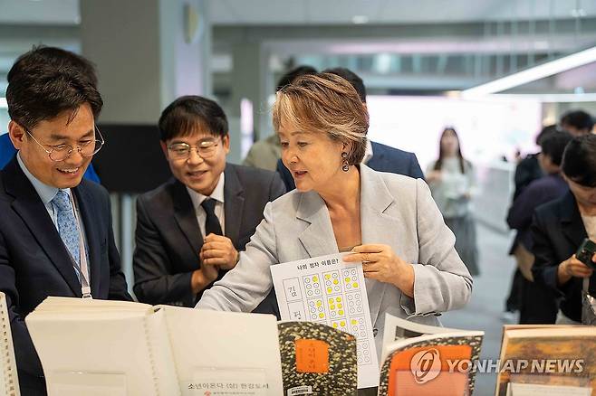 국립아시아문화전당 방문한 김정숙 (광주=연합뉴스) 문재인 전 대통령의 부인 김정숙 여사가 27일 오후 광주 동구 국립아시아문화전당(ACC)에서 열린 '북(BOOK)적 북(BOOK)적한 하루-책 읽는 ACC' 전시를 둘러보고 있다. 2025.9.27 [ACC 제공. 재판매 및 DB 금지] daum@yna.co.kr