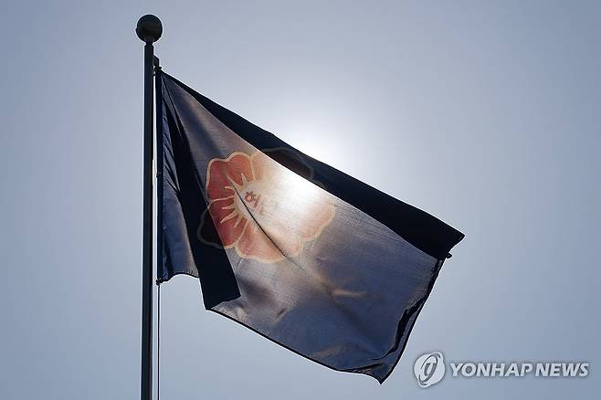 헌재 재판소원 사전심사 결과는? (서울=연합뉴스) 서대연 기자 = 재판소원을 도입한 헌법재판소가 이르면 이번주 그간 접수된 사건들의 사전심사 결과를 낼 것으로 보이는 가운데 23일 서울 종로구 헌법재판소에서 깃발이 바람에 날리고 있다.
    전날 법조계에 따르면 헌법재판관 3명으로 구성된 지정재판부는 금주 초 재판관 평의를 열고 일부 재판소원 사건의 본안 회부 또는 각하 여부를 결정할 예정이다. 2026.3.23 dwise@yna.co.kr