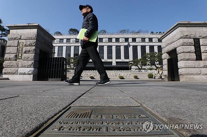 재판소원 사전심사 첫 판단 앞둔 헌재 (서울=연합뉴스) 서대연 기자 = 재판소원을 도입한 헌법재판소가 이르면 이번주 그간 접수된 사건들의 사전심사 결과를 낼 것으로 보이는 가운데 23일 서울 종로구 헌법재판소의 모습.
    전날 법조계에 따르면 헌법재판관 3명으로 구성된 지정재판부는 이번주 초 재판관 평의를 열고 일부 재판소원 사건의 본안 회부 또는 각하 여부를 결정할 예정이다. 2026.3.23 dwise@yna.co.kr