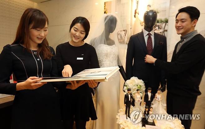 (서울=연합뉴스) 사진은 롯데백화점 본점 웨딩센터에서 방문객들이 스드메(스튜디오·드레스·메이크업) 패키지에 대해 상담받는 모습. 2017.2.6 [롯데백화점 제공=연합뉴스] photo@yna.co.kr