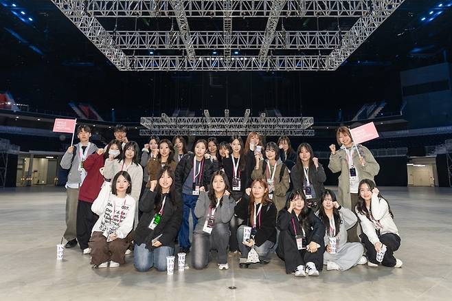 지난 23일 인스파이어 아레나에서 진행된 '백스테이지 투어'에 참가한 청소년들이 기념 촬영을 하고 있다. 사진=인스파이어