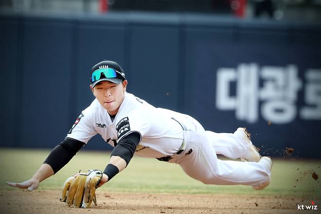 지난 22일 수원케이티위즈파크서 열린 KBO리그 시범경기 NC 다이노스와의 홈경기서 KT의 이강민이 호수비를 펼치고 있다. 사진=KT위즈