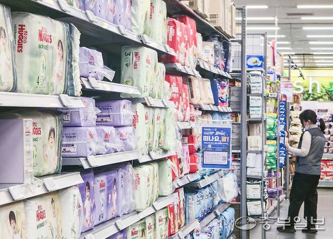 중동발 비닐 쇼크로 인해 기저귀, 비닐, 생리대, 플라스틱 등 일상에서 쓰이는 제품 전반 공급에 악영향을 미칠 수 있다는 우려가 있는 가운데 25일 오후 광명시 한 대형마트에 기저귀가 진열돼 있다. 임채운기자