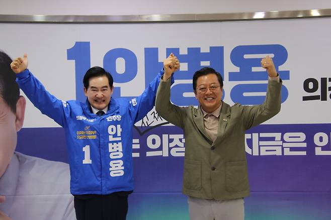 25일 더불어민주당 안병용 의정부시장 예비후보가 이기영 명예후원회장(명예선거대책위원장)과 선거 승리를 다짐하며 두 손을 높게 들고 있다. 사진=캠프제공
