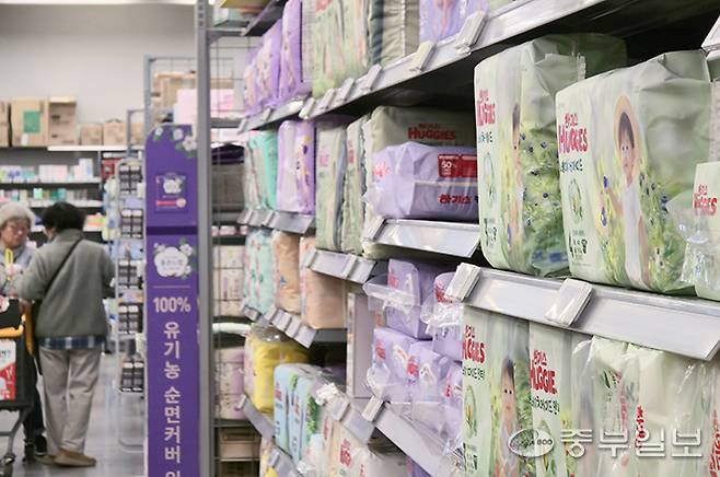 전쟁발 비닐 쇼크로 인해 기저귀, 비닐, 생리대, 플라스틱 등 일상에서 쓰이는 제품 전반 공급에 악영향을 미칠 수 있다는 우려가 있는 가운데 25일 오후 광명시 한 대형마트에 기저귀가 진열돼 있다. 임채운기자