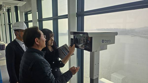 유정복 인천시장이 전자식 망원경을 확인하고 있다. 2026.03.25. [사진 = 김예빈 기자]