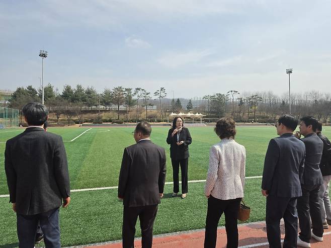 화성시 관계자와 전국체육대회 시민추진단이 25일 도원체육공원 축구장에 대한 설명을 듣고 있다.<화성시 제공>