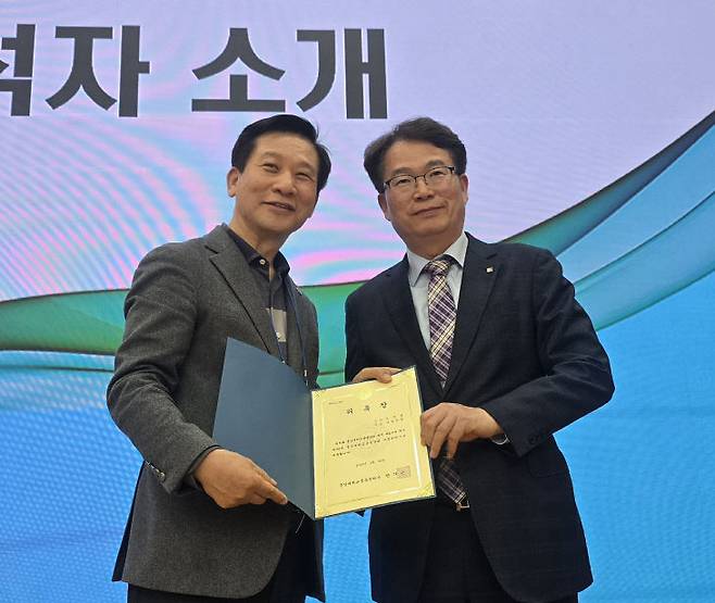 한기온 충남대 총동창회장이 유영돈 중도일보 사장에게 자문위원 위촉장을 전달하고 있다.                                사진 한성일 기자