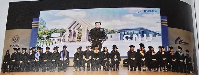 지난 연말 학위 수여식 때 '35세 교육학박사'로 등장했던 'AI 김정겸’동영상이 큰 인기를 모았다.