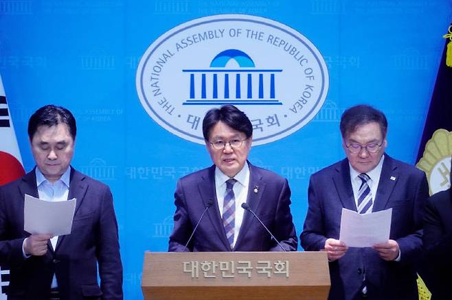 행정수도 특별법을 대표 발의한 더불어민주당 국가균형성장특별위원장인 김태년 의원과 조국혁신당 황운하 의원, 무소속 김종민 의원이 25일 국회 소통관에서 3월 30일 예정된 국회 국토교통위원회 법안심사소위원회에 법안을 상정해 여야가 합의 처리하기를 촉구하고 있다. 사진제공=황운하 의원실