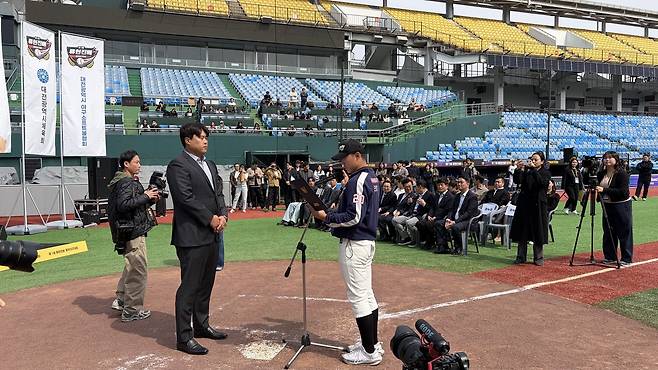 25일 제1회 류현진배 중학야구대회 개회식에서 길민준(대전 한밭중)선수 대표가 류현진 이사장 앞에서 선서를 하고 있다. 사진= 최광현 기자&nbsp;ghc0119@cctoday.co.kr