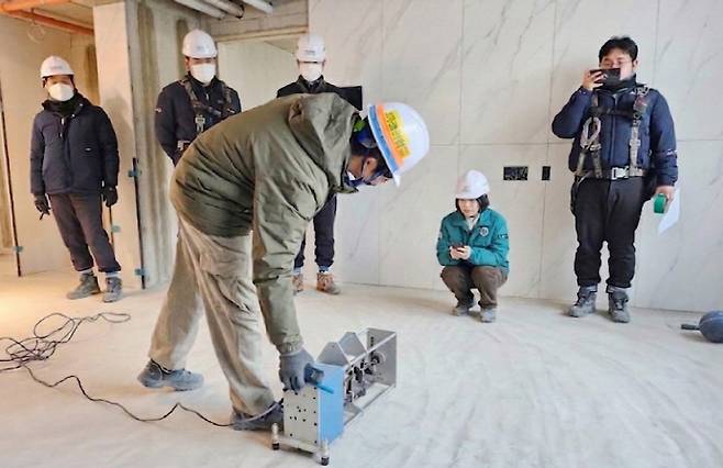 25일 광산구는 공동주택 건설 전 '바닥충격음 견본 세대'를 먼저 시공해 성능을 검증한 뒤 본 공사를 진행하는 방식을 확대 운영하고 있다. /광산구 제공