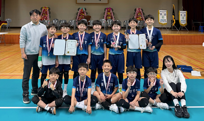 언양초 배구부 선수들이 지난 19~24일 옥천에서 열린 '제1회 옥천 행복드림기 전국초등학교 배구대회'에서 동메달을 획득했다. 울산교육청 제공