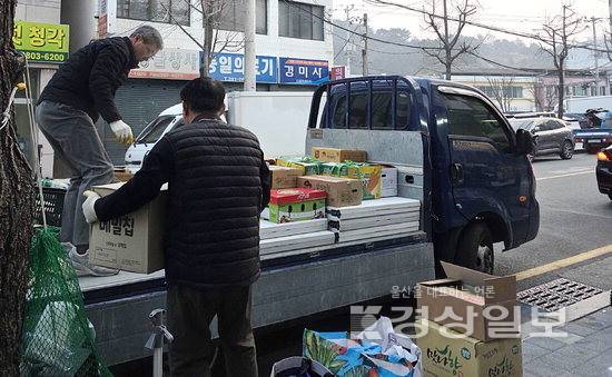 ▲ 학성새벽시장 상인들이 지역 공공기관에 납품할 신선식품을 트럭에 상차하고 있다. 학성새벽시장상인회 제공