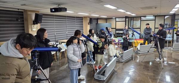 과학교육원에서 학생들이 만원경을 분해하고 조립하는 모습. /경남교육청