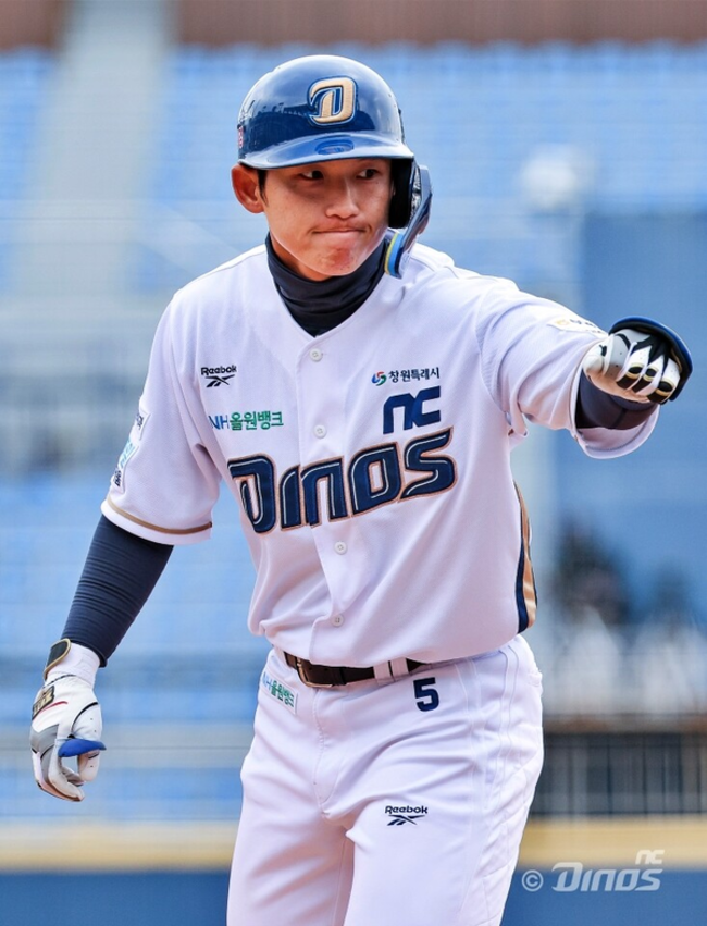 NC 다이노스 서호철이 15일 키움과 시범경기에서 타격 후 출루한 모습. /NC 다이노스