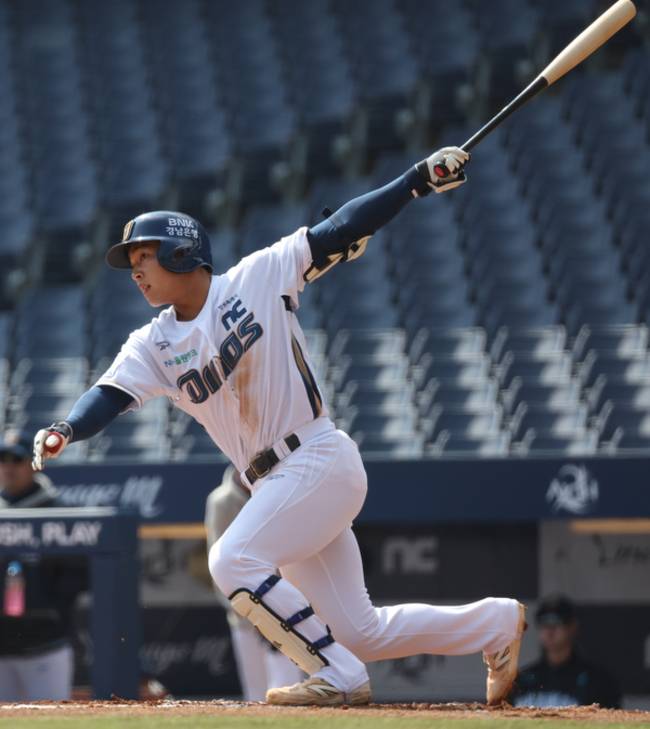 NC 다이노스 김휘집이 17일 창원NC파크에서 열린 KIA 타이거즈와 시범경기에서 타격하고 있다. /연합뉴스